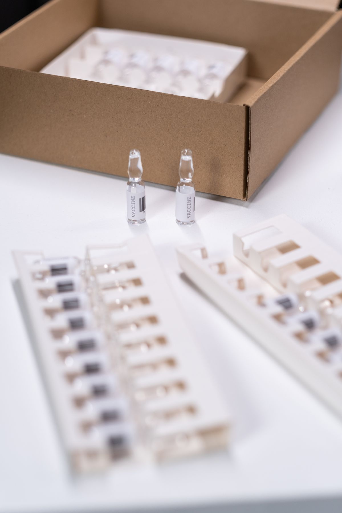 Viales y kits de medicación de ensayo clínico junto a su empaque